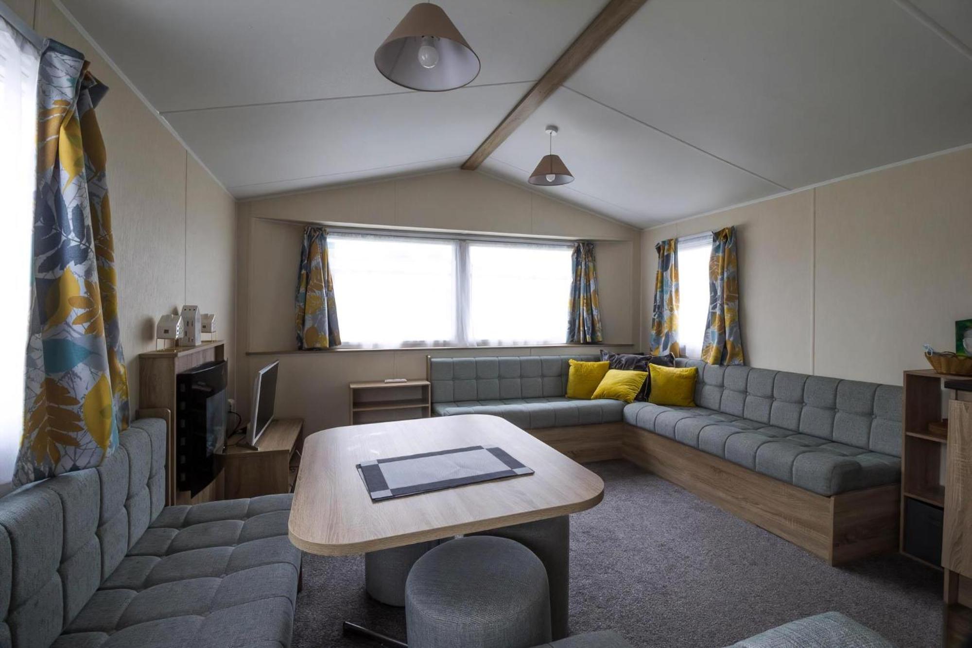 Lovely Caravan With Decking At Seawick Holiday Park In Essex Ref 27471Sw Clacton-on-Sea Eksteriør bilde