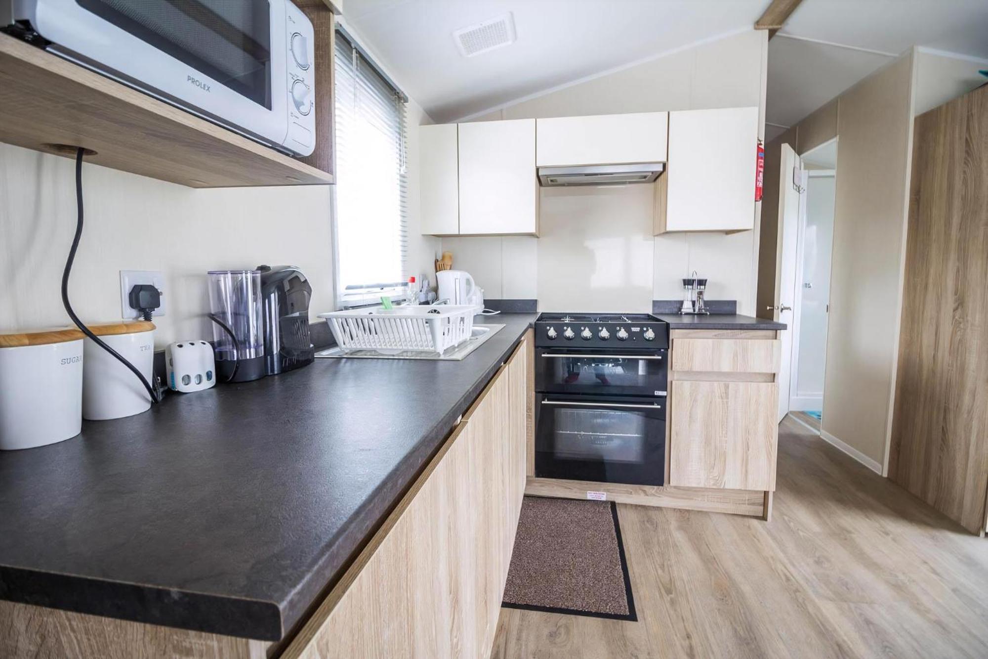 Lovely Caravan With Decking At Seawick Holiday Park In Essex Ref 27471Sw Clacton-on-Sea Eksteriør bilde