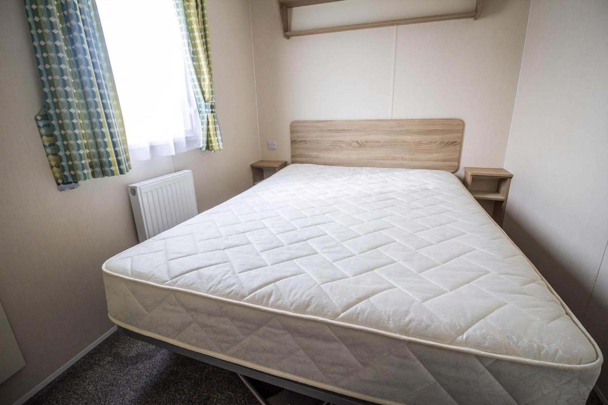Lovely Caravan With Decking At Seawick Holiday Park In Essex Ref 27471Sw Clacton-on-Sea Eksteriør bilde