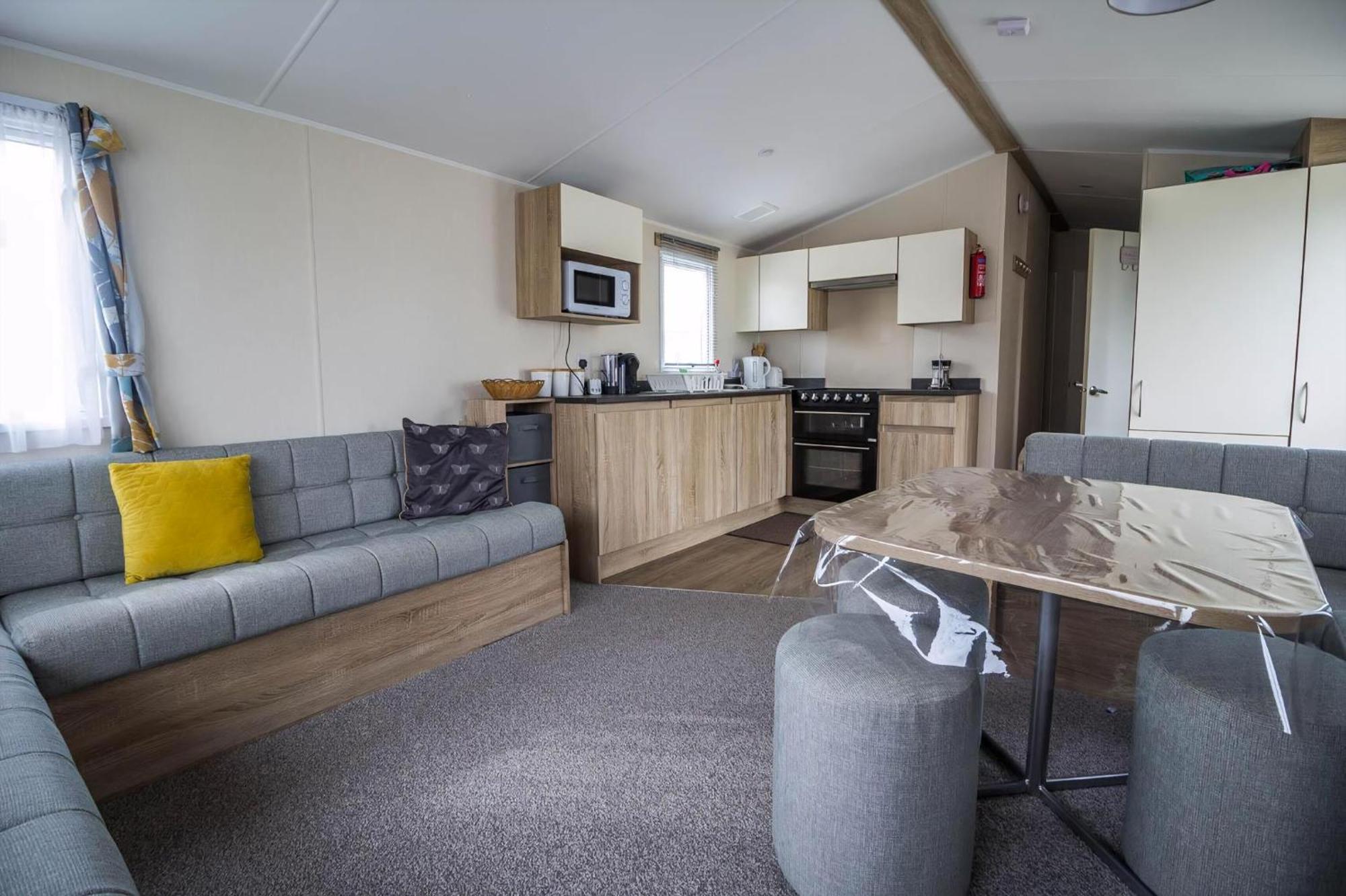 Lovely Caravan With Decking At Seawick Holiday Park In Essex Ref 27471Sw Clacton-on-Sea Eksteriør bilde