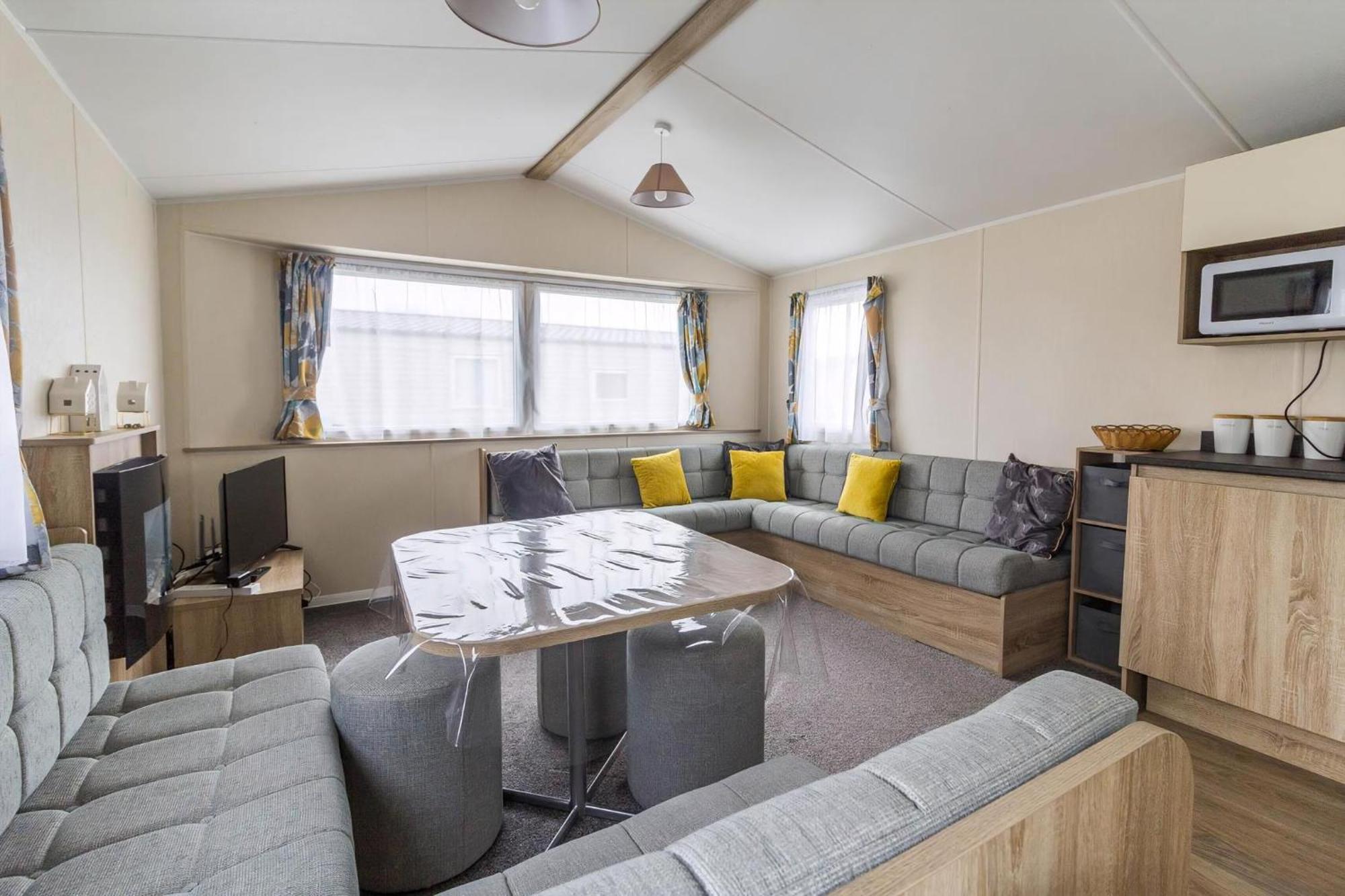 Lovely Caravan With Decking At Seawick Holiday Park In Essex Ref 27471Sw Clacton-on-Sea Eksteriør bilde