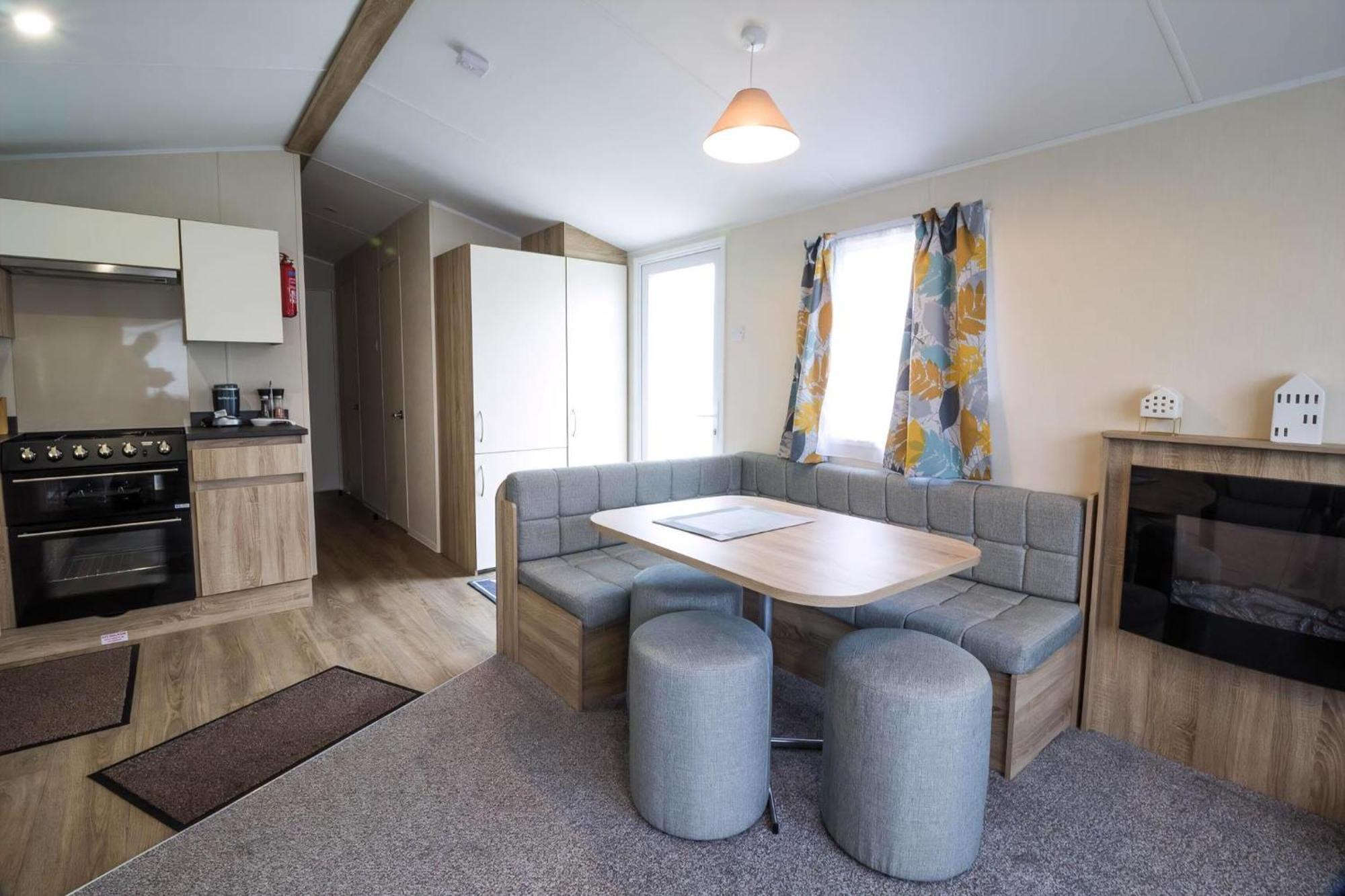 Lovely Caravan With Decking At Seawick Holiday Park In Essex Ref 27471Sw Clacton-on-Sea Eksteriør bilde